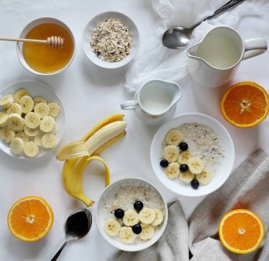 Kahvaltı. Yulaf ezmesi meyve ve çilek ile