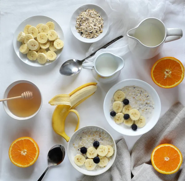 Kahvaltı. Yulaf ezmesi meyve ve çilek ile