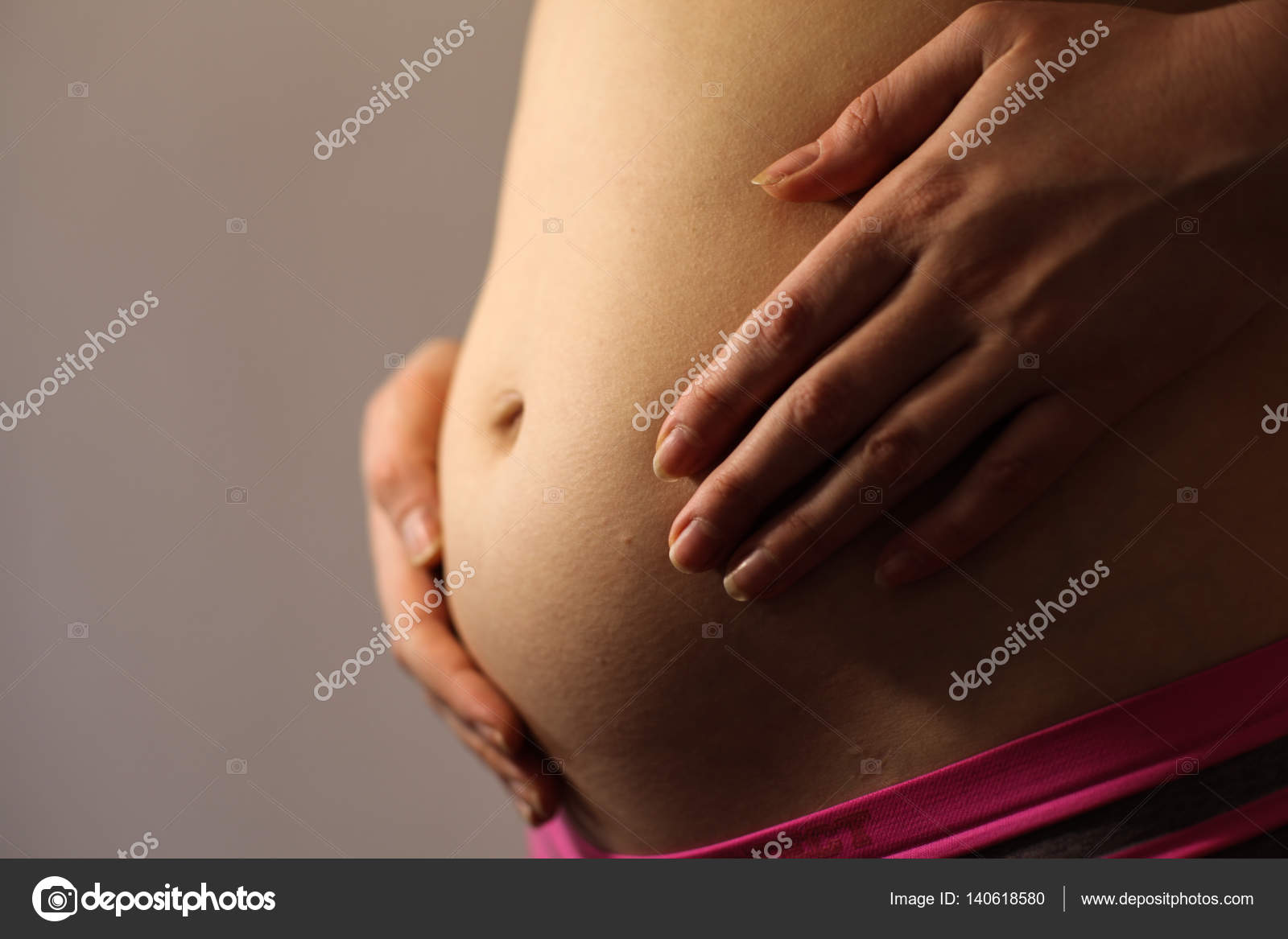 Гладить живот во время беременности. Гладить живот во время беременности. Гладит живот. Девушка гладит живот. Беременная женщина гладит животик.