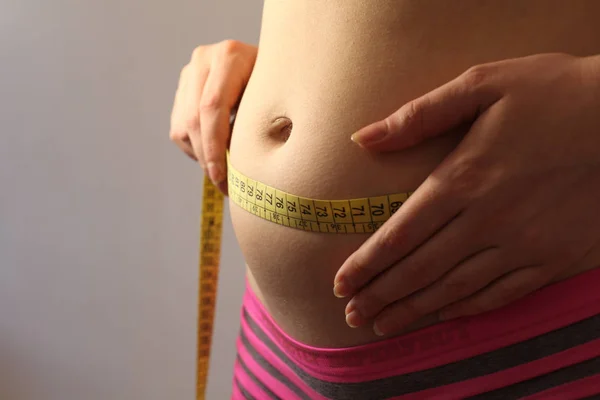 Una mujer embarazada mide el estómago —  Fotos de Stock