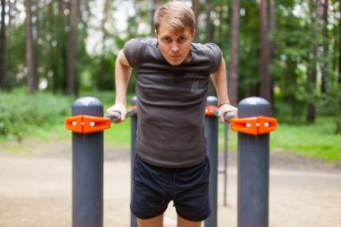 Sağlıklı sporcular üzerinde yatay çubuk üzerinde asimetrik paralel nişanlandık.