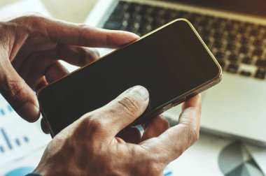 Akıllı cep telefonu kullanan bir iş adamını kapat