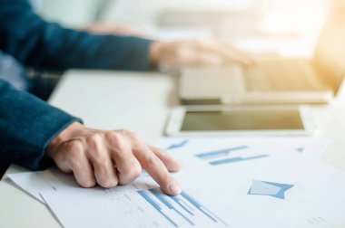 Dizüstü bilgisayar arka plan belgeyle gösteren işadamı