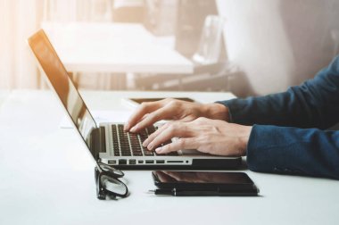 Diz üstü ofiste çalışan genç işadamı