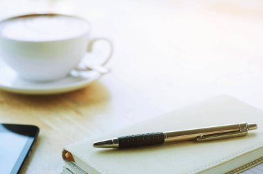 Defter, kalem, kahve ahşap tablo