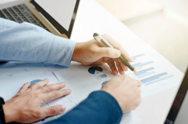 dizüstü bilgisayar ile ofiste kağıdındaki tartışırken iki iş adamı