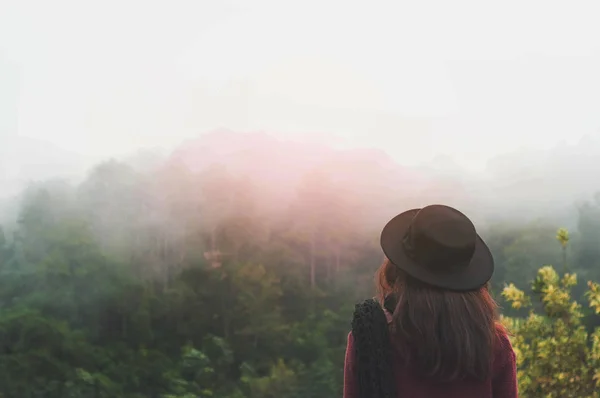 Vrouw reiziger met mist rond bos — Stockfoto