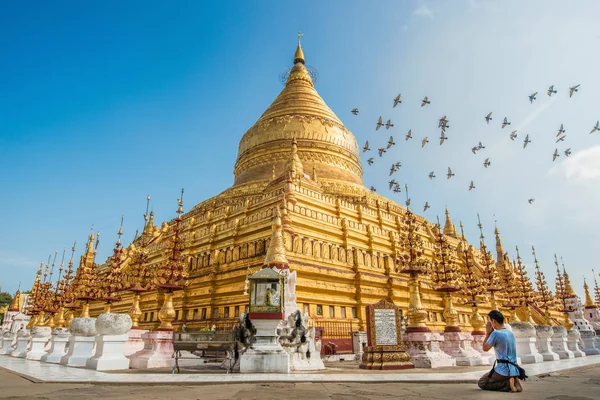 Shwezigon pagode no velho reino de Bagan, Mianmar . — Fotografia de Stock