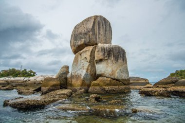 Güney Tayland Satun ilinde Lipe adanın Koh hinson (büyük taş).