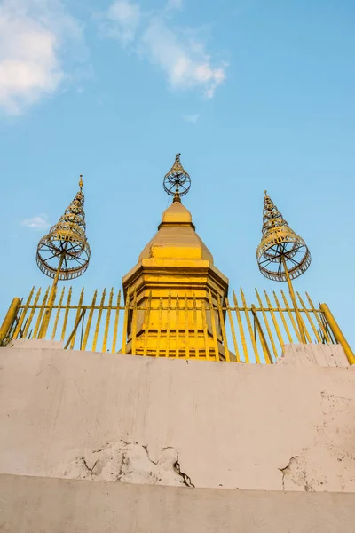 Phusi pagode op de top van Phusi heuvel in Luangprabang, Laos. — Stockfoto