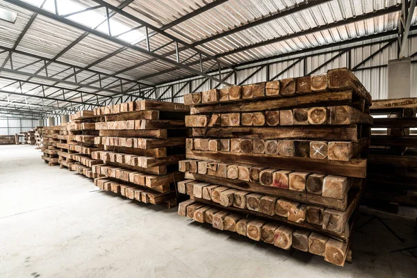 Група дерев'яних піддонів на заводі . — стокове фото