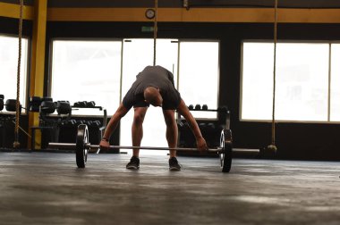 Crossfit güç Asansör başlamak üzere bir Orta Doğu erkek veya karma yarış adam