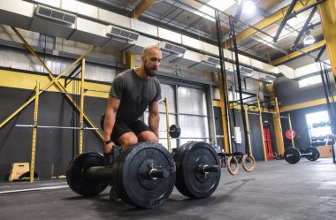 Güçlü crossfit atletik spor salonu kutusunda ağır ağırlık kaldırma