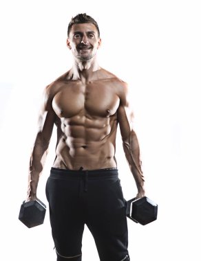 Kaslı vücut geliştirmeci holding halter 