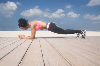 Beach yakınındaki bir tahta egzersiz yaparak karışık yarış kız