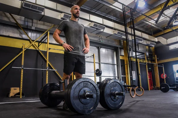 Een Midden-Oosten mannelijke of gemengde ras man bezig met het starten van een crossfit macht lift — Stockfoto