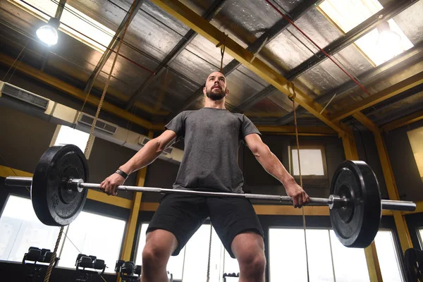 Een Midden-Oosten mannelijke of gemengde ras man in het midden van een eikel of een crossfit macht lift te doen — Stockfoto