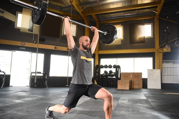 Een man van de Midden-Oosten mannelijke of gemengde ras een crossfit macht lift te doen — Stockfoto