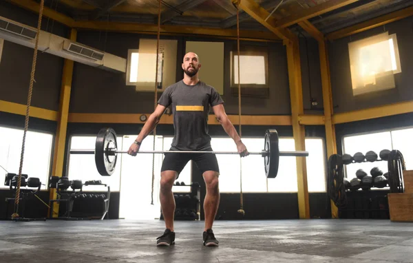 Silný muž dělá crossfit zvedacího — Stock fotografie