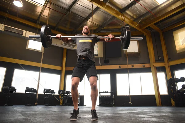 Mocny człowiek robi podnośnik crossfit — Zdjęcie stockowe