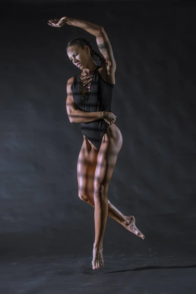 Modello di ballerina fitness in maillot nero — Foto Stock