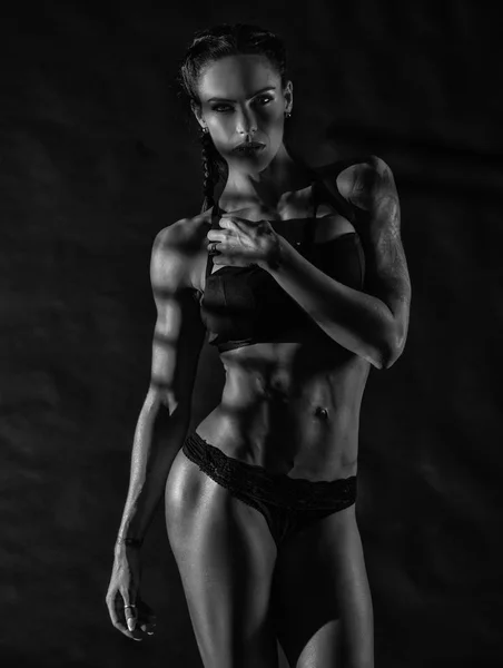 Fitness modell i svart underkläder — Stockfoto