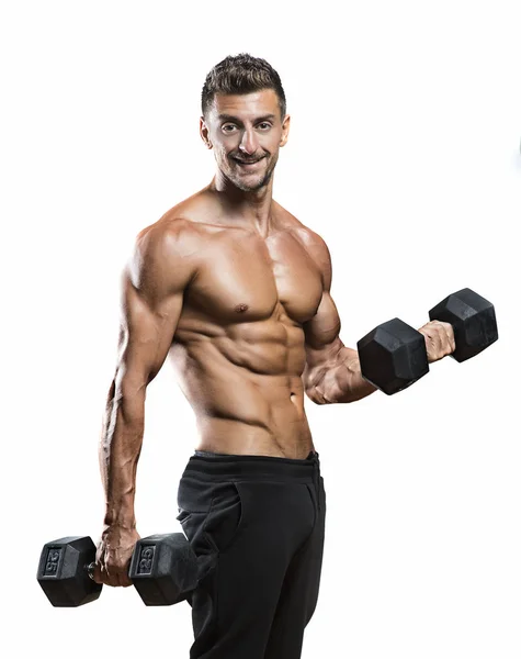 Muskulöser Bodybuilder mit Hanteln — Stockfoto