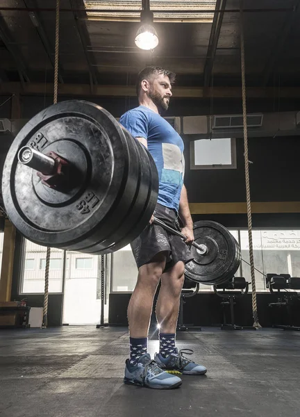 Silne biały człowiek martwy ciąg wagi ciężkiej w polu crossfit — Zdjęcie stockowe