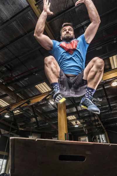 Cross-fit sportovec dělá skok vysoký box v tělocvičně — Stock fotografie