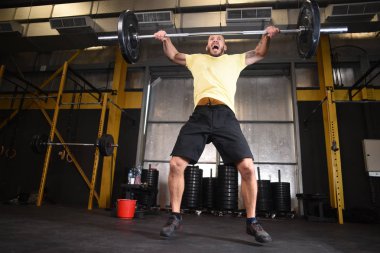 güçlü crossfit atlet sakallı