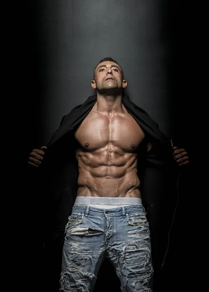 Bodybuilder zeigt Bauchmuskeln mit Öl — Stockfoto
