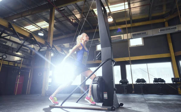 Crossfit スキー マシン上のブロンドの女の子 — ストック写真