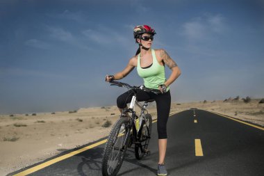 Güzel kadın bir dağ bisikleti binme 