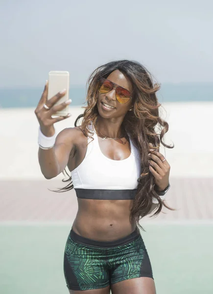 美しいアフリカ系アメリカ人黒いフィットネス選手を selfie を撮影 — ストック写真