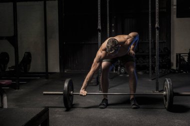 Kas beyaz beyaz adam bir halter almaya