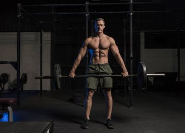 Kas beyaz beyaz barbell koparma egzersiz yapan erkek