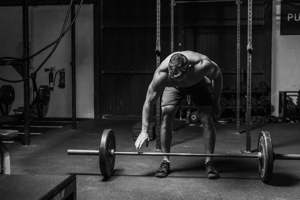 Gespierde wit Kaukasische man bezig met het halen van een barbell — Stockfoto