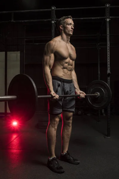 Gespierde wit Kaukasische man doen een barbell biceps curl — Stockfoto