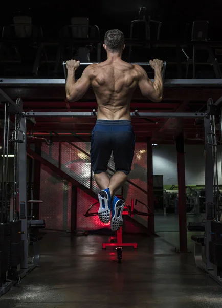 Muscular homem branco caucasiano realizando um exercício pull-up — Fotografia de Stock