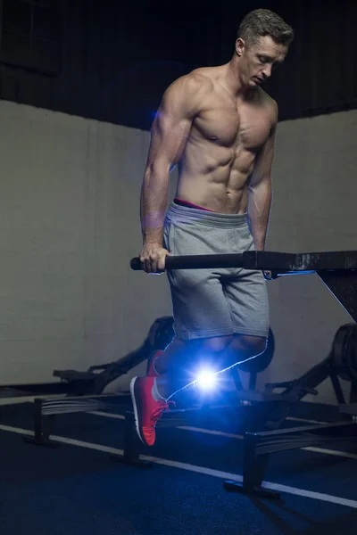 근육 화이트 백인 남자 수행 딥 운동 — 스톡 사진