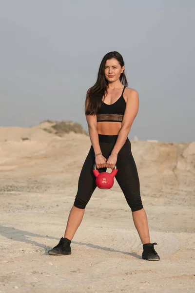Siyah Tayt Siyah Spor Sutyen Giyen Güzel Esmer Fitness Modeli — Stok fotoğraf