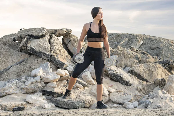 Siyah Tayt Siyah Spor Sutyen Giyen Güzel Esmer Fitness Modeli — Stok fotoğraf