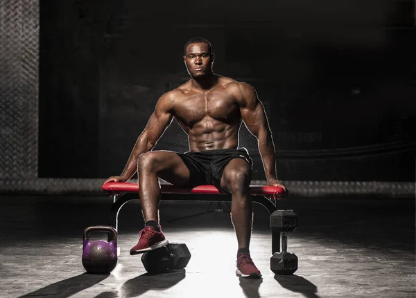 Muskulös Afroamerikansk Skjorta Svettig Manlig Bodybuilding Idrottsman Sitter Bänk Visar — Stockfoto