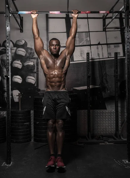 Muskulös Afroamerikansk Skjorta Svettig Manlig Bodybuilding Idrottsman Gör Hängande Ben — Stockfoto
