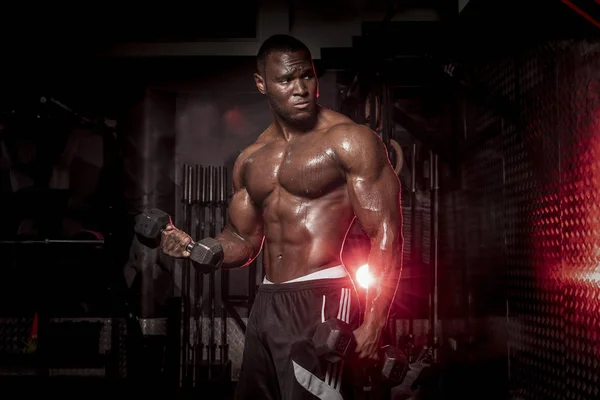 Muscular Africano Americano Sem Camisa Suado Masculino Musculação Atleta Faz — Fotografia de Stock