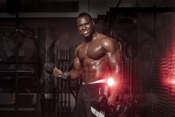 Muskulös Afroamerikansk Skjorta Svettig Manlig Bodybuilding Idrottsman Gör Skivstång Lockar — Stockfoto