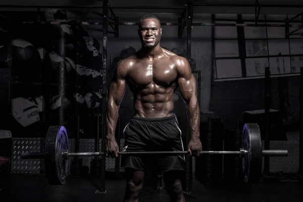 Muskulös Afroamerikansk Skjorta Svettig Manlig Bodybuilding Idrottsman Gör Skivstång Lyft Stockbild