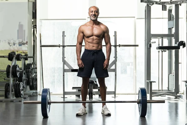 Ein Kräftiger Muskulöser Schulterfreier Älterer Bodybuilding Athlet Mit Glatzköpfigen Grauen — Stockfoto