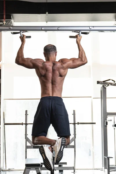 Visão Traseira Atleta Musculação Mais Velho Sem Camisa Muscular Forte — Fotografia de Stock