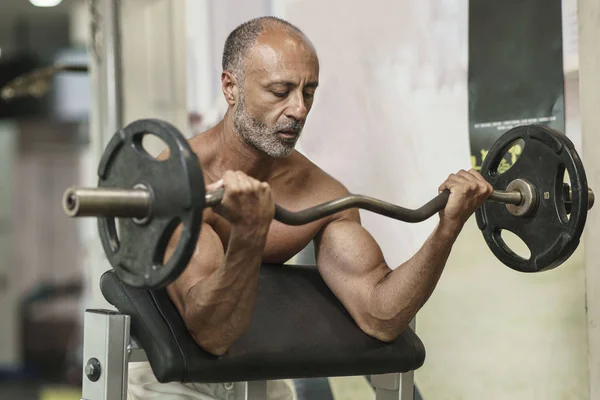 Muskulös Skjorta Mogen Äldre Bodybuilding Idrottsman Med Skallig Grått Hår — Stockfoto